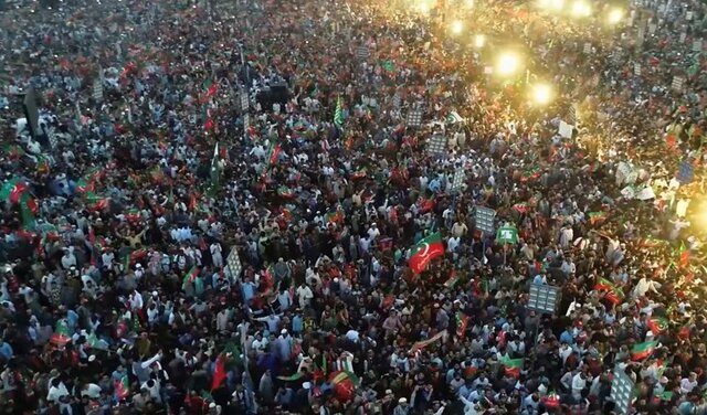 تظاهرات حامیان عمران خان در آستانه نشست امروز پارلمان پاکستان