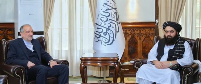 بررسی مسائل مهاجران افغان در دیدار سفیر کشورمان با وزیر خارجه طالبان بررسی مسائل مهاجران افغان در دیدار سفیر کشورمان با وزیر خارجه طالبان