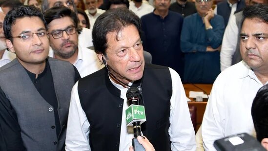 عمران خان و حزب تحریک انصاف پاکستان با نامه استعفا به پارلمان میروند عمران خان و حزب تحریک انصاف پاکستان با نامه استعفا به پارلمان میروند