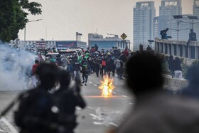سرکوب دانشجویان معترض در اندونزی با گاز اشک‌آور و آب پرفشار