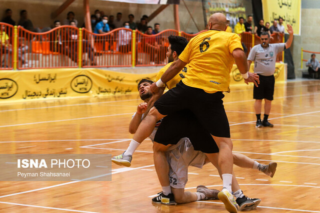 سپاهان یک قدمی فینال / ذوب‌آهن یک جانش را از دست داد