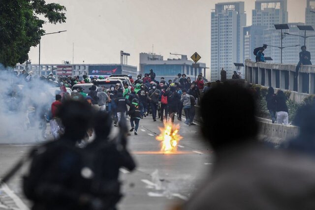 سرکوب دانشجویان معترض در اندونزی با گاز اشک‌آور و آب پرفشار