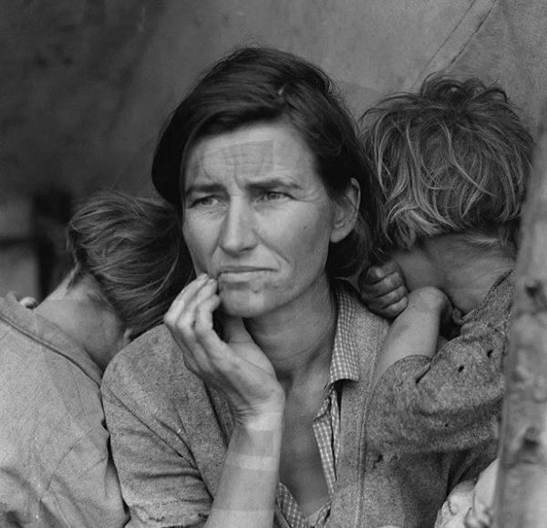 عکسی تکاندهنده از چهره یک مادر که نماد فقر شد!