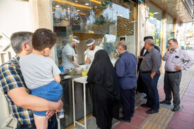 صف خرید حلیم، غذای سنتی و مخصوص ایام ماه مبارک رمضان - خیابان انقلاب قم