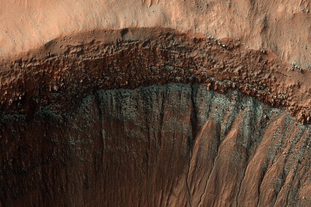 درخشش دهانه یخ زده مریخ