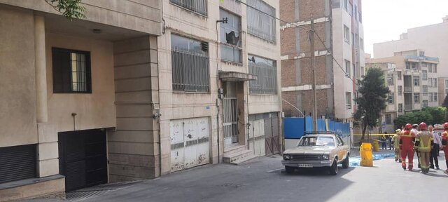 ریزش ساختمان قدیمی در خیابان یوسف آباد 