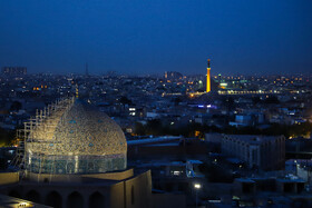 نمایی از گند مسجد شیخ لطف‌الله در میدان نقش جهان و منار مسجد عالی در میدان عتیق