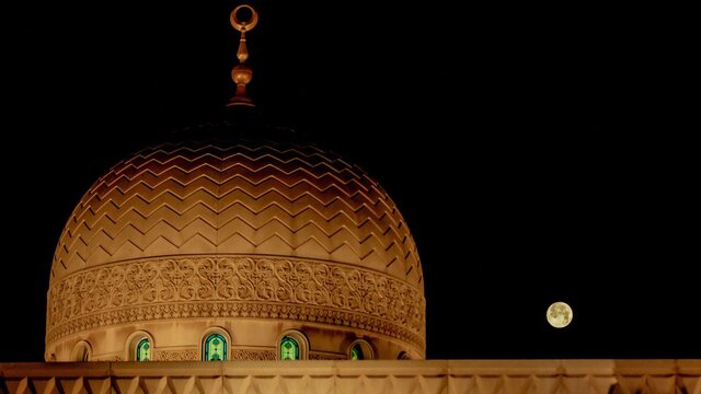 درخشش ماه کامل بر فراز حرم امام علی (ع)