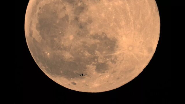 درخشش ماه کامل بر فراز حرم امام علی (ع)