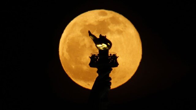 درخشش ماه کامل بر فراز حرم امام علی (ع)