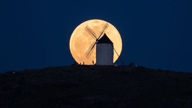 درخشش ماه کامل بر فراز حرم امام علی (ع)