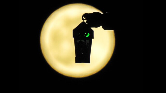 درخشش ماه کامل بر فراز حرم امام علی (ع)