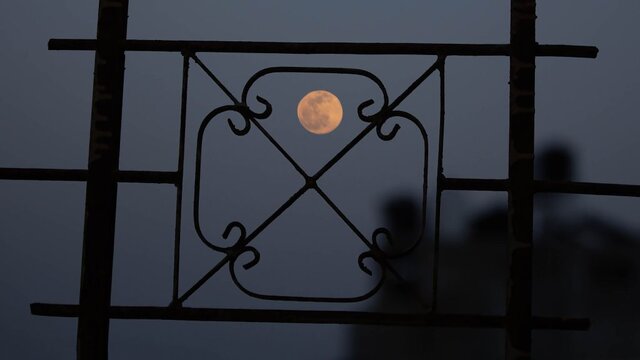 درخشش ماه کامل بر فراز حرم امام علی (ع)