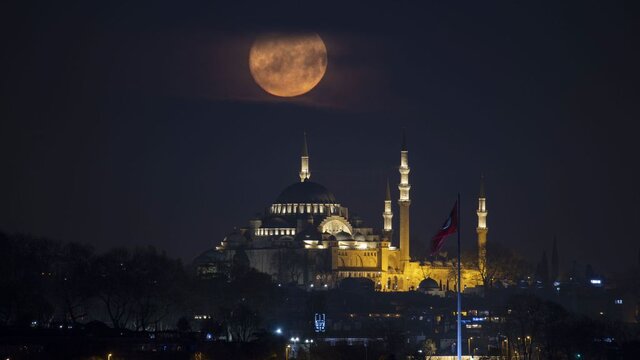 درخشش ماه کامل بر فراز حرم امام علی (ع)