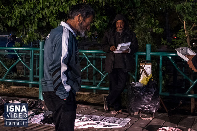 ویدئو / توزیع غذای گرم بین کارتن‌خواب‌های جنوب تهران