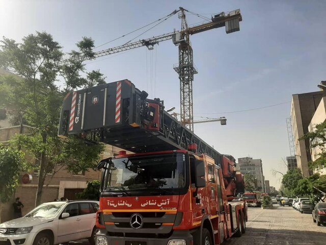 دکل لرزان آتشنشانان را به خیابان انقلاب کشاند +عکس