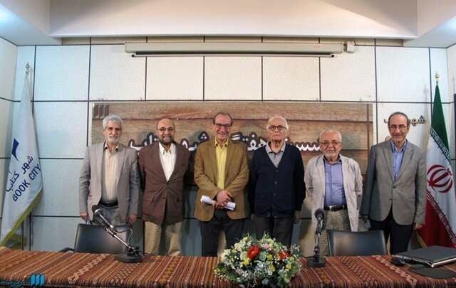 وظیفه‌ آموزش و پرورش آموزش زبان است نه لگاریتم هفت‌طبقه!