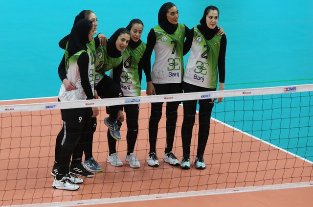 دختران والیبالیست کاشان از سد ازبکستان گذشتند دختران والیبالیست کاشان از سد ازبکستان گذشتند