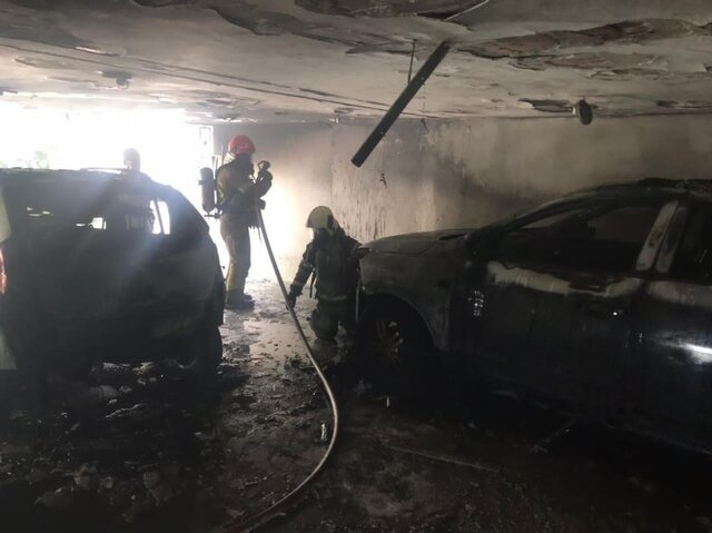 نجات هفت نفر از آتش سوزی در ساختمان مسکونی/ سوختن دو خودرو در آتش 