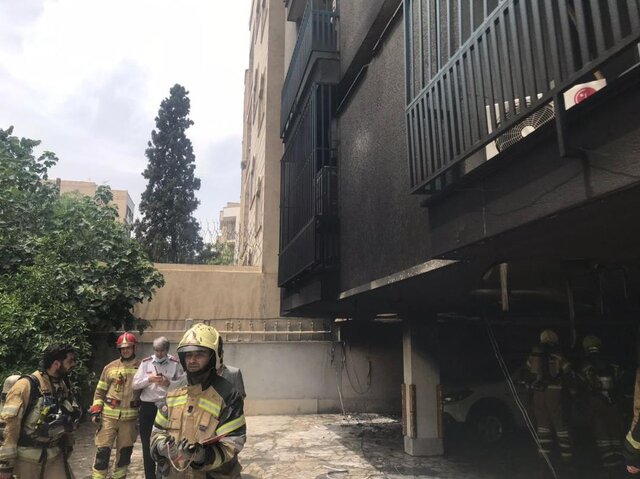 نجات هفت نفر از آتش سوزی در ساختمان مسکونی/ سوختن دو خودرو در آتش 