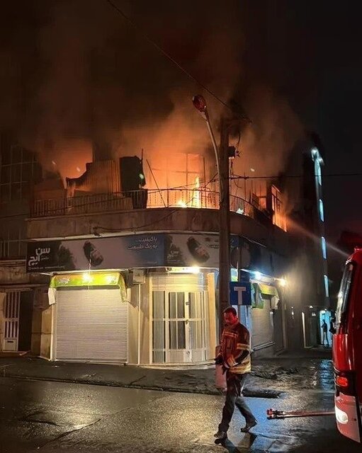 آتشسوزی ساختمان مسکونی در خیابان کریمخان/ نجات ۴تن و مصدومیت یک آتشنشان