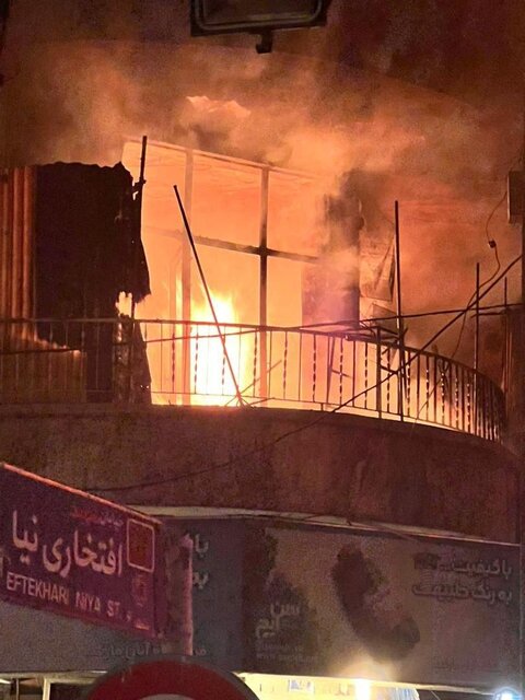 آتشسوزی ساختمان مسکونی در خیابان کریمخان/ نجات ۴تن و مصدومیت یک آتشنشان