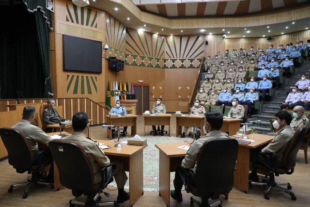 نشست هم‌اندیشی فرمانده کل ارتش با دانشجویان دافوس