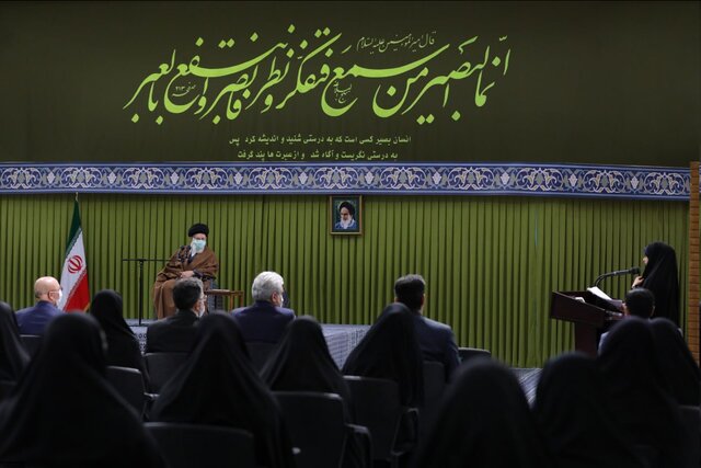 جمعی از دانشجویان با رهبر انقلاب دیدار کردند جمعی از دانشجویان با رهبر انقلاب دیدار کردند