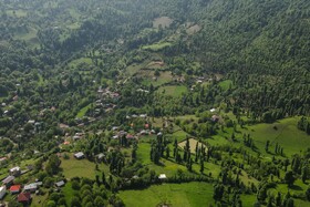 خوشبختانه در روستای زیبای استخرگاه امکانات خوبی برای اقامت وجود دارد و اهالی مهربان این روستا اتاق‌هایی از خانه‌های خود را برای  اجاره به مهمانان آماده می‌کنند.