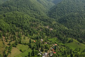 علاوه بر این در روستای استخرگاه بوم‌گردی‌های زیادی تاسیس شده و خانه‌هایی با معماری روستایی و سنتی به این کار اختصاص یافته است.