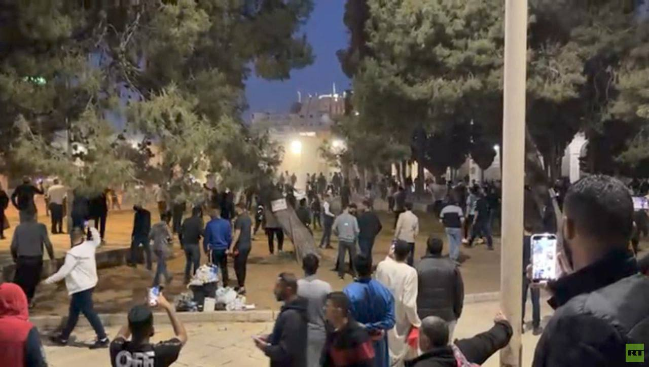 درگیری شدید میان نظامیان صهیونیست و نمازگزاران فلسطینی در مسجدالأقصی