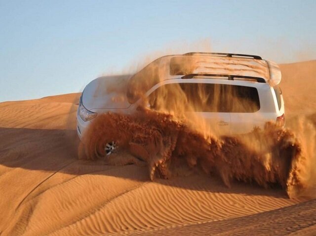 عکس آرشیوی است واژگونی خودروی پرادو در کویر مرنجاب