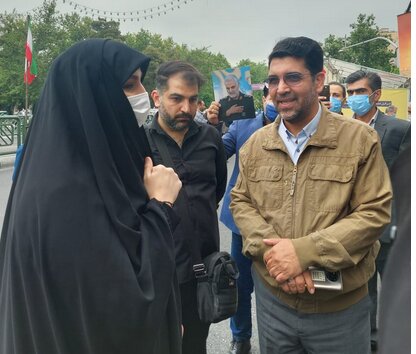 نرجس سلیمانی/ عکس: علی قورچیان بازدید دختر شهید سلیمانی از غرفههای پیرامون مراسم راهپیمایی روز قدس