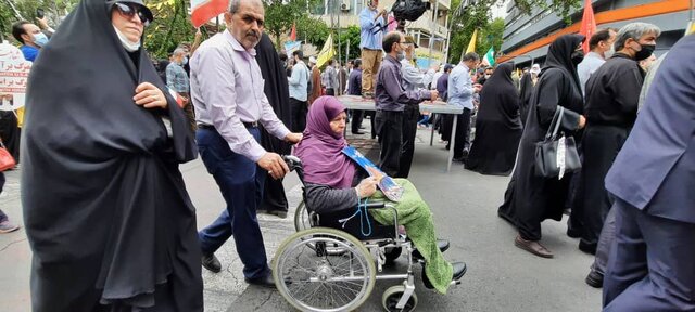 اجرای برنامه «رنگینکمان» در خیابان فلسطین