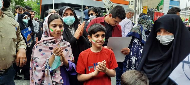 اجرای برنامه «رنگینکمان» در خیابان فلسطین