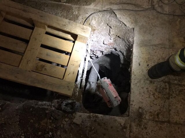 انفجار چاه فاضلاب قدیمی در یک ساختمان مسکونی