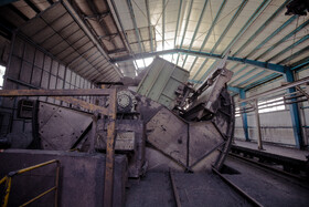 تخلیه سنگ اهن در کارخانه صنعتی تولید فولاد چادرملو از واگن های ارسالی از معدن