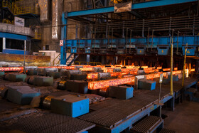 شمش های فولاد در حال خروج از کوره در مجتمع صنعتی چادرملو