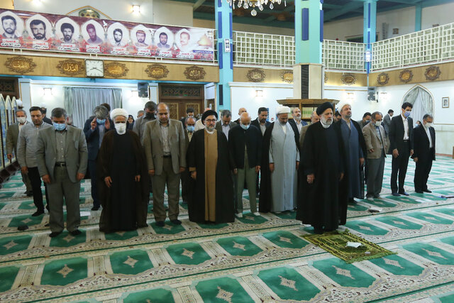 توی یکی از افطاردهیهای حجتالاسلام سید ابراهیم رئیسی منبع افرادی دستچین از جناح راست و چپ دعوت شدند. جالب این است در آن نشست که نماز جماعت در مسجد سلمان فارسی و سپس افطاری منجر شد، حجتالاسلام سید محمدعلی ابطحی -رئیسدفتر دولت حجتالاسلام سید محمد خاتمی- از سخنرانان مراسم بود که رو کرد به آقای رئیسی و گقت: «هر دو طلبهی مشهد بودیم و در آن دوره آیتالله خامنهای مراد همهی ما بود». خانم اشرف بروجردی -همسر شهید غلامعلی معتمدی معاون وزیر کار دولت رجایی کهدر بمبگذاری واقعهی هفت تیر شهید شد و خود او هم معاون وزیر کشور دولت حجتالاسلام سید محمد خاتمی بود- خاطرهای از امام خمینی نقل کرد اینطور: «زمانی که انقلاب شد، همسر امام به ایشان گفت حالا که شاه را بیرون کردهای چطور میخواهی مملکت را اداره کنی؟ امام در پاسخ فرمود با همین جوانانی که انقلاب کردهاند، همسر امام پاسخ داد اینطور که نمیشود، مملکتداری کار سختی است.» جالبتر اینکه آقای احمد توکلی هم خاطره نقل کرد و سپس گفت: «یکی از دردهای بزرگ کشور را کاهش اعتماد عمومی» است. البته حجتالاسلام مجید انصاری هم که سمت راست رئیسی نشانده شد، سخنرانی کرد و گفت «من دلم میخواهد روزی واحد تشریفات کلاً منحل شود.» البته تشریفات سیاست خارجی را مستثنی کرد. بگذرم. خواستم بگویم چقدر قشنگقشنگ حرف بلدند افراد دستچین جناحَین!.