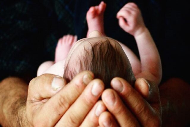 عکس تزئینی است نوزاد فروختهشده از بهزیستی سردرآورد