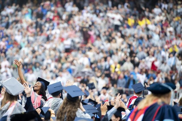 جشن فارغ‌التحصیلی دانشجویان آمریکایی بدون ماسک و فاصله‌گذاری