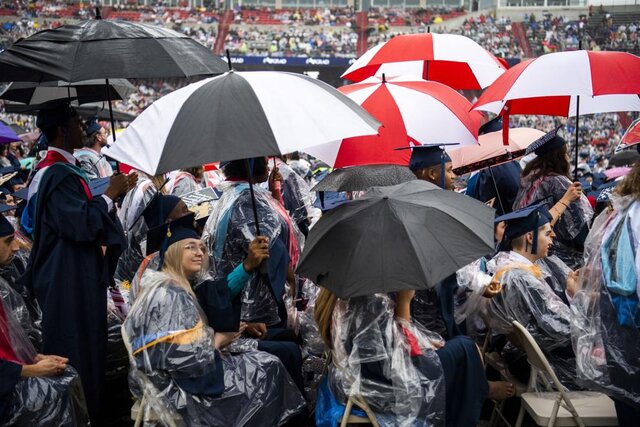 جشن فارغالتحصیلی دانشجویان آمریکایی بدون ماسک و فاصلهگذاری