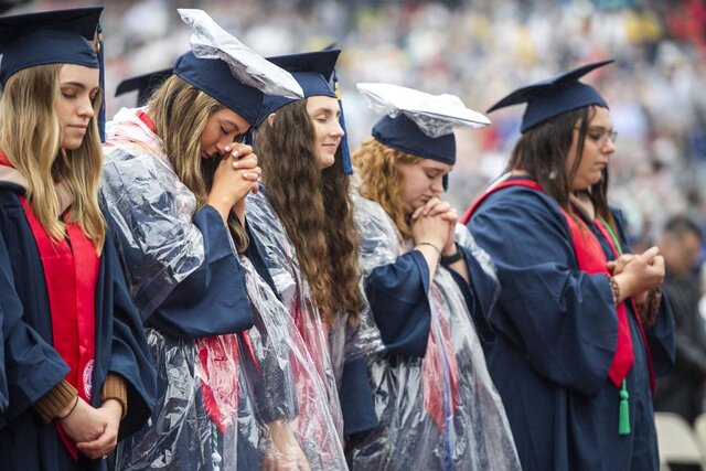 جشن فارغالتحصیلی دانشجویان آمریکایی بدون ماسک و فاصلهگذاری