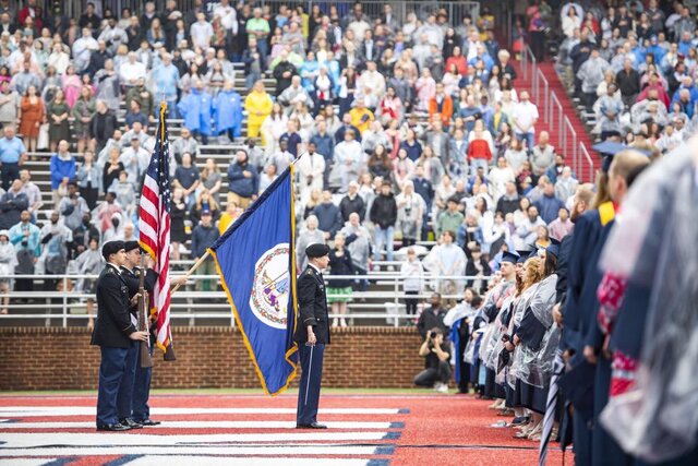 جشن فارغالتحصیلی دانشجویان آمریکایی بدون ماسک و فاصلهگذاری