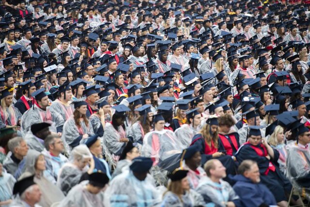 جشن فارغالتحصیلی دانشجویان آمریکایی بدون ماسک و فاصلهگذاری