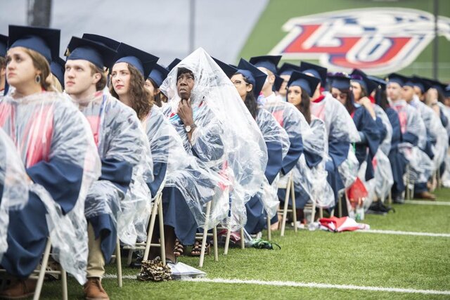 جشن فارغالتحصیلی دانشجویان آمریکایی بدون ماسک و فاصلهگذاری