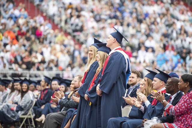 جشن فارغالتحصیلی دانشجویان آمریکایی بدون ماسک و فاصلهگذاری
