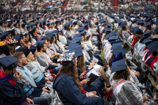 جشن فارغالتحصیلی دانشجویان آمریکایی بدون ماسک و فاصلهگذاری