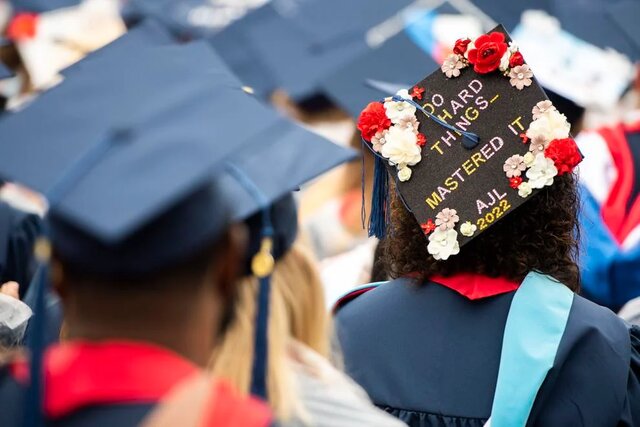 جشن فارغالتحصیلی دانشجویان آمریکایی بدون ماسک و فاصلهگذاری