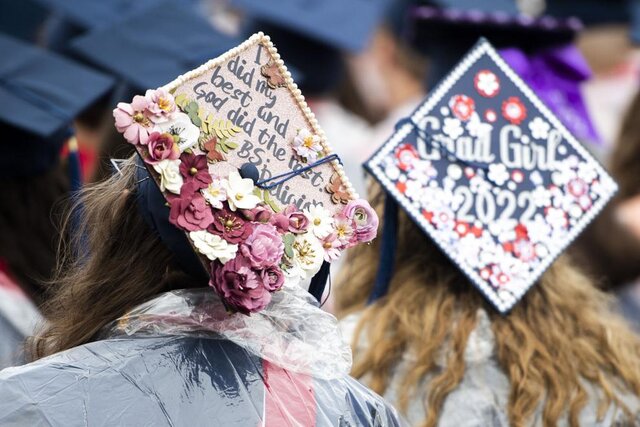 جشن فارغالتحصیلی دانشجویان آمریکایی بدون ماسک و فاصلهگذاری